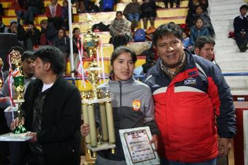 Lourdes Ricaldi, capitana del equipo Criters Huachacalla, junto al alcalde Williams Cervantes.