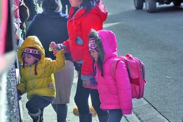Los menores de edad deben asistir a las escuelas con ropa abrigada.