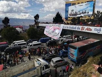 Ayer estudiantes y docentes bloquearon el peaje de la autopista I.