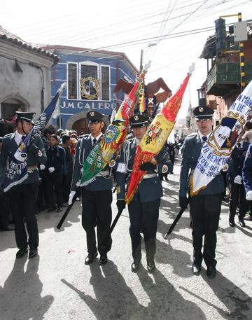 El desfile en el frontis.