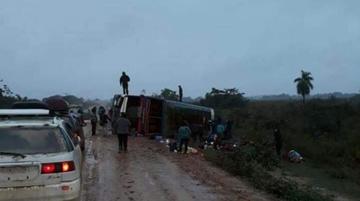 Flota Yungueña sufre un vuelco con 52 estudiantes de la UMSA