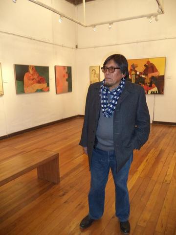 El maestro en una de las salas de la exposición.