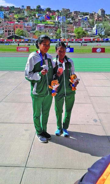 Las bolivianas Edith Mamani Sandoval y Jhoselyn Yessica Camargo.