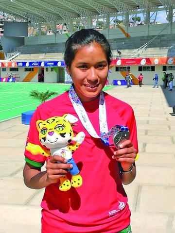 La deportista posa con la medalla conseguida.