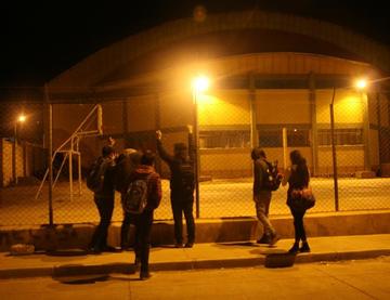 Un grupo de jóvenes quisieron saber las razones de la suspensión del espectáculo.