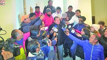 Los representantes de la casa superior de estudios ante los medios de comunicación.