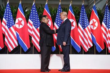 El presidente estadounidense, Donald Trump, y el líder norcoreano, Kim Jong-un, participaron ayer en una histórica cumbr