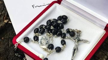 El Papa Francisco le envía rosario del Vaticano a Lula en su celda