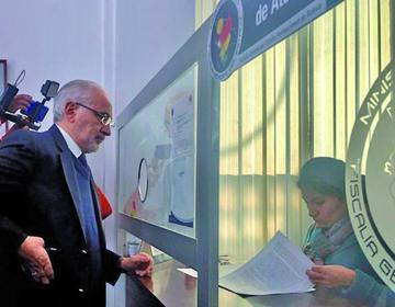 El exmandatario presentó ayer documentación ante la Fiscalía en Sucre.