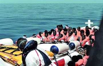 España recibe un barco con 630 migrantes tras rechazo de Italia