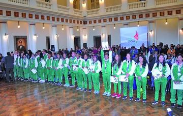 Los deportistas durante el acto en Palacio de Gobierno.