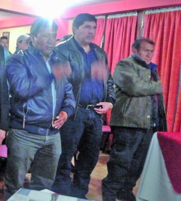 El presidente Calixto Santos junto con parte de su directorio.