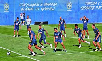 La selección brasileña durante su entrenamiento.