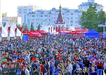 Mucha gente se quedó fuera del estadio para observar el cotejo inaugural.