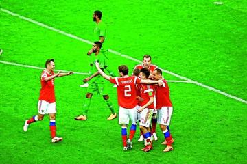 El centrocampista Alexandr Golovin (c) celebra con sus compañeros tras marcar el 5-0