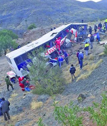 El ómnibus de pasajeros se partió en dos.