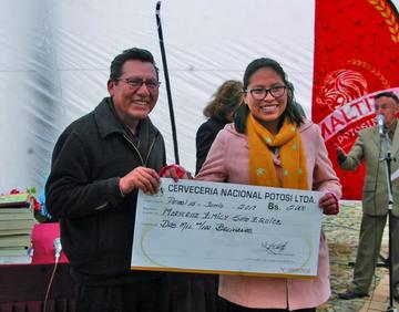 Dan premios del concurso literario