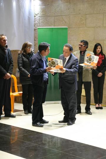 La entrega de certificados a los participantes al festival.