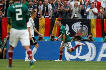 El futbolista mexicano Hirving Lozano celebra su gol.