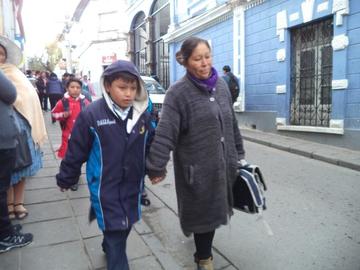 Piden a los padres de familia enviar a los estudiantes con el abrigo correspondiente.