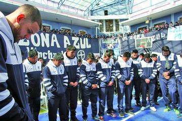 Los jugadores durante el acto de la víspera.