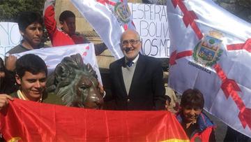 A su salida del Ministerio Público simpatizantes le vitorearon: “se siente, se siente, Mesa presidente”