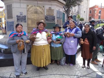 Un grupo de señoras de Cantumarca participó en el lanzamiento.