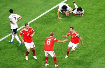 Cheryshev (i), de Rusia, festeja su gol con sus compañeros.