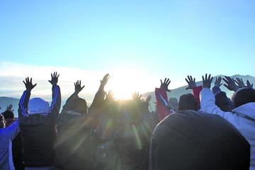 Levantaron las manos para recibir los rayos del sol.