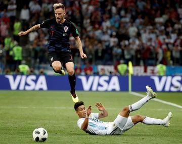 Ivan Rakitic, de Croacia amaga a Maximiliano Meza, de Argentina.