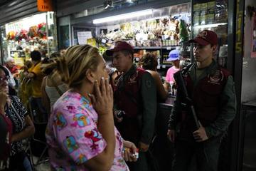 Efectivos de la Guardia Nacional Bolivariana (GNB) custodian el Mercado Municipal de Quinta Crespo.