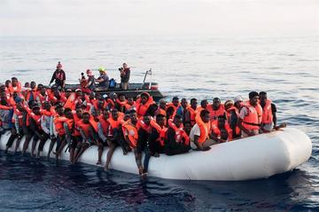 Italia ordena inmovilizar barco  con 224 inmigrantes a bordo