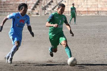 El delantero de Ferrocarril, Diego Ardaya (d) en la jugada del gol.