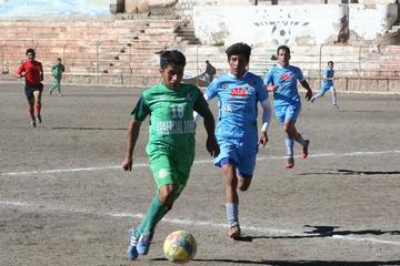 El jugador Eduin Mamani, de Ferro Palmeiras, controla el balón.