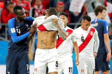 Blaise Matuidi, de Francia, consuela al delantero peruano Paolo Guerrero.