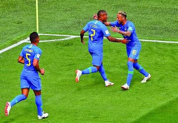 Neymar (d) celebra su gol con sus compañeros.