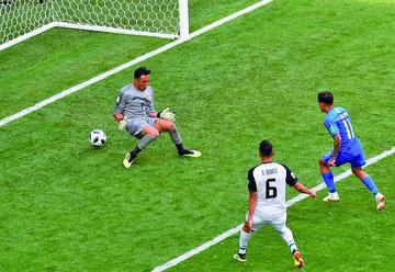 Philippe Coutinho durante la jugada de su gol.