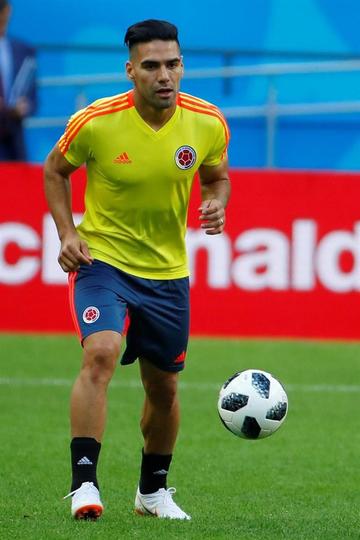 Radamel Falcao, de Colombia controla el balón en la práctica.
