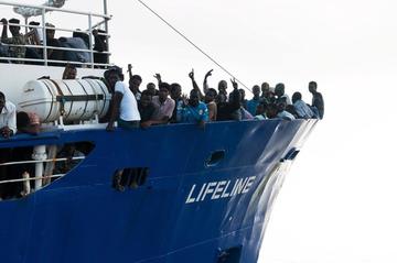 Claman por ayuda a inmigrantes en el mar tras rechazo de países