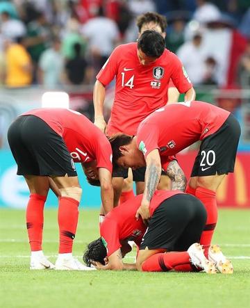 Los jugadores coreanos lamentan su derrota.
