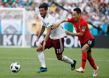 Carlos Vela, de Mexico, controla el balón ante la marca de Moon Seon-min, de Corea del Sur.
