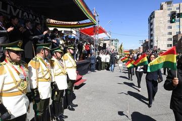 También la sociedad civil participa en los actos de homenaje.