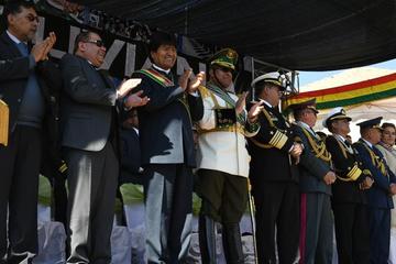 El presidente junto al ministro Carlos Romero y a los generales de la Policía.