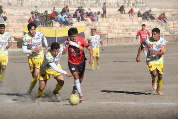 El defensa Edson Martínez, de Rosario, autor de uno de los goles, quita el balón a Pastor Torres, de Wilster.