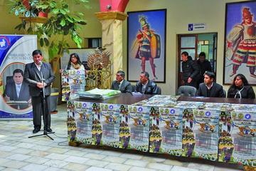El gobernador del departamento entrega material de difusión.