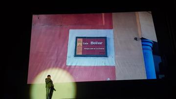 Un estudiante expone la historia de la calle Bolivar de la ciudad de Potosí.