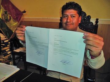 El presidente Eloy Relos pide que redacten sus renuncias y entreguen al pueblo.