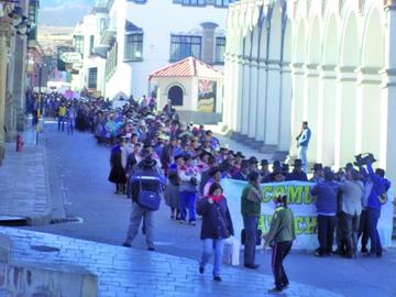 La marcha de los comunarios baja la calle Hoyos.