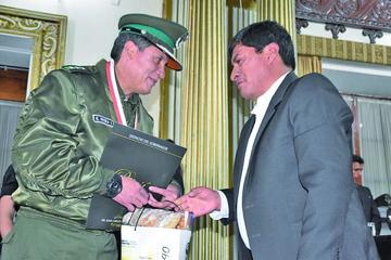 El mayor Eduardo Rivera entrega el reconocimiento al doctor Cejas.