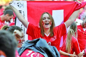 Una seguidora de Suiza apoya a su selección.